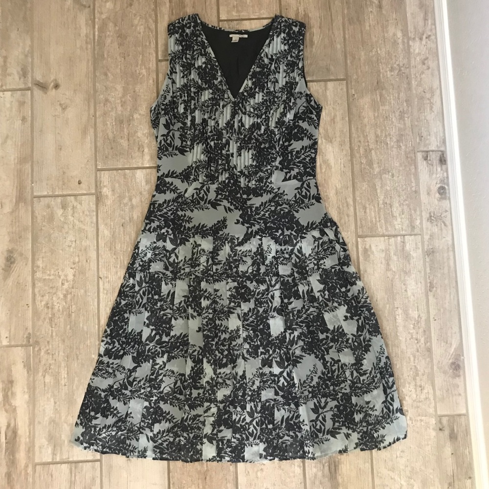 Spring pleated and Fitted Halogen Dress Size 8